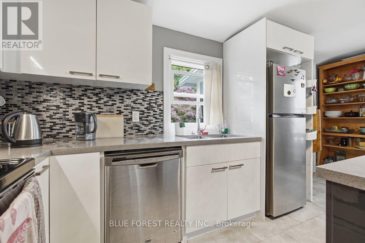 21 Isabel Street, St. Thomas, ON - Indoor Photo Showing Kitchen