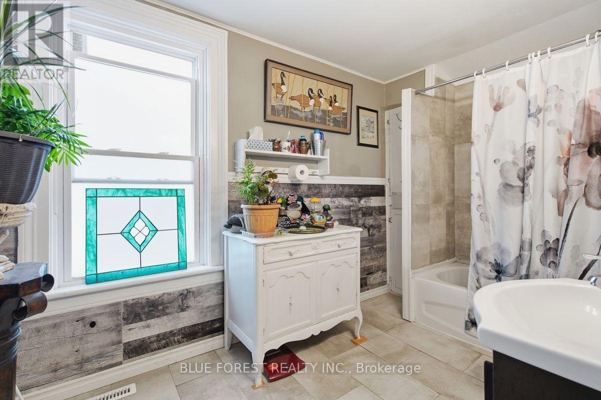 21 Isabel Street, St. Thomas, ON - Indoor Photo Showing Bathroom