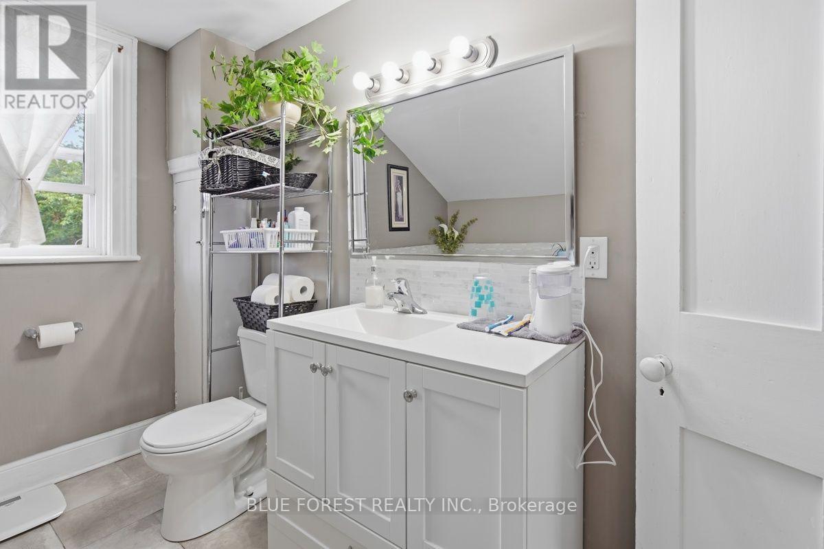21 Isabel Street, St. Thomas, ON - Indoor Photo Showing Bathroom
