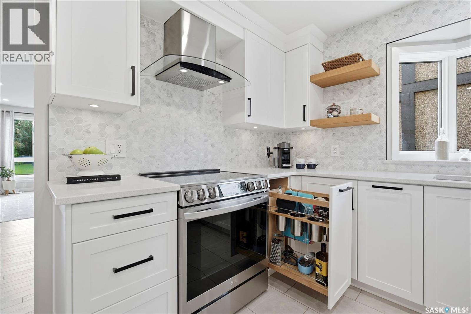 306 Whitewood Road, Saskatoon, SK - Indoor Photo Showing Kitchen With Upgraded Kitchen