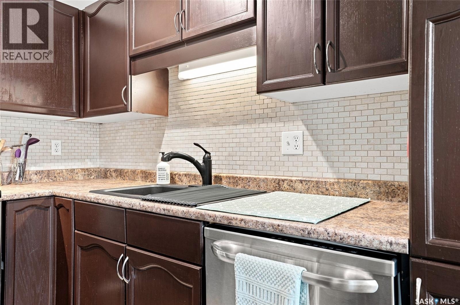 20 327 Berini Drive, Saskatoon, SK - Indoor Photo Showing Kitchen With Upgraded Kitchen