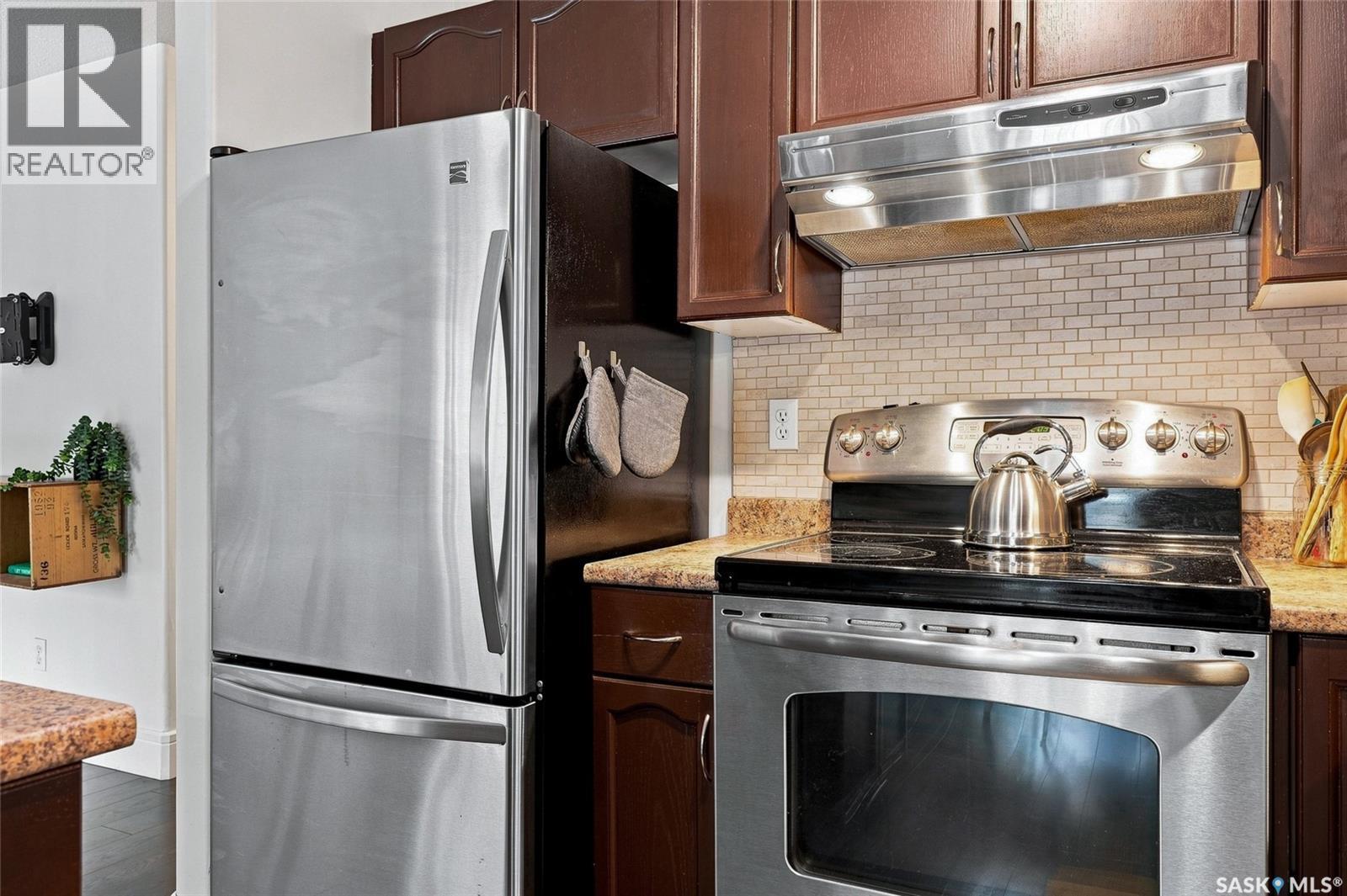 20 327 Berini Drive, Saskatoon, SK - Indoor Photo Showing Kitchen
