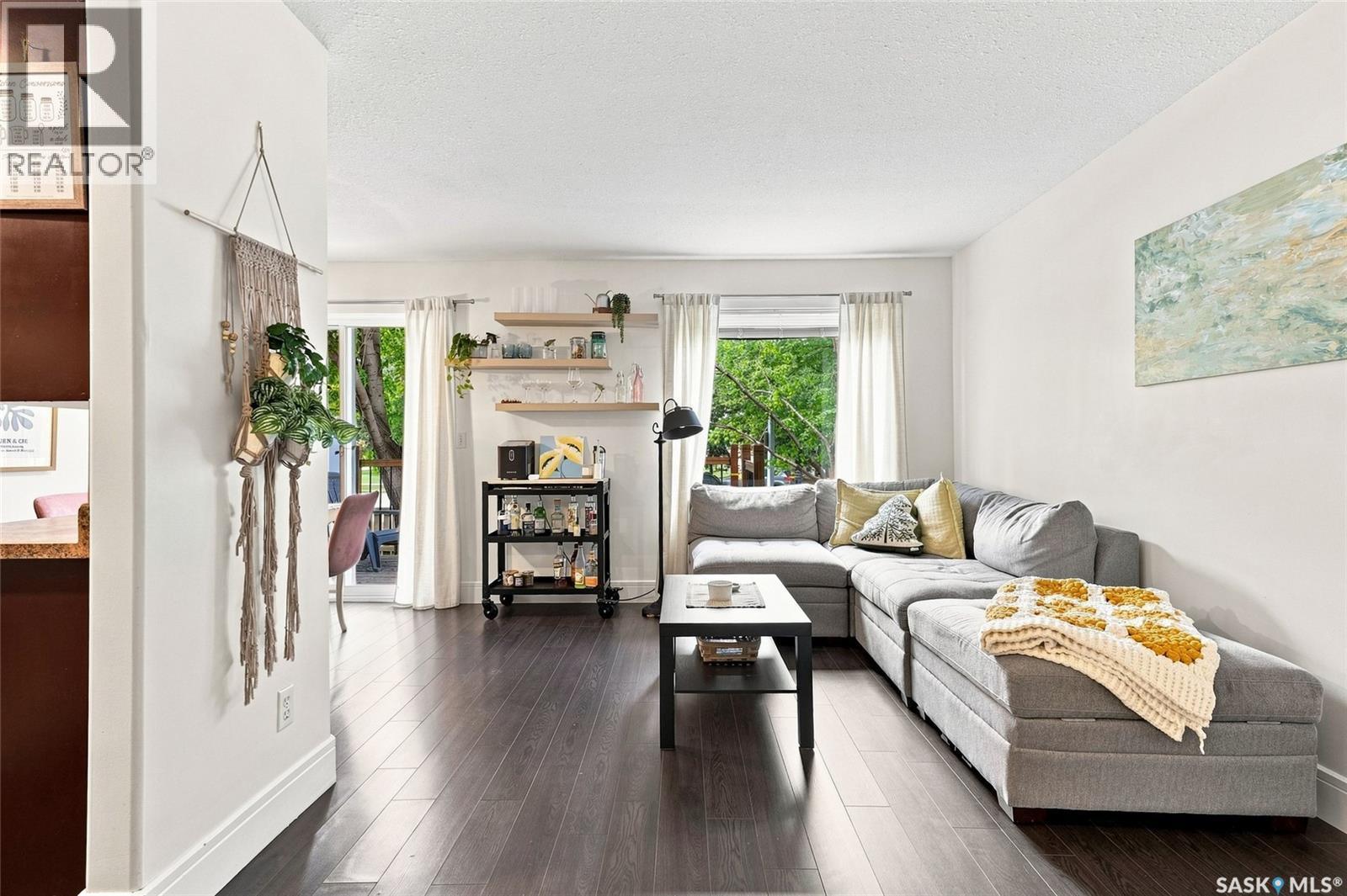 20 327 Berini Drive, Saskatoon, SK - Indoor Photo Showing Living Room