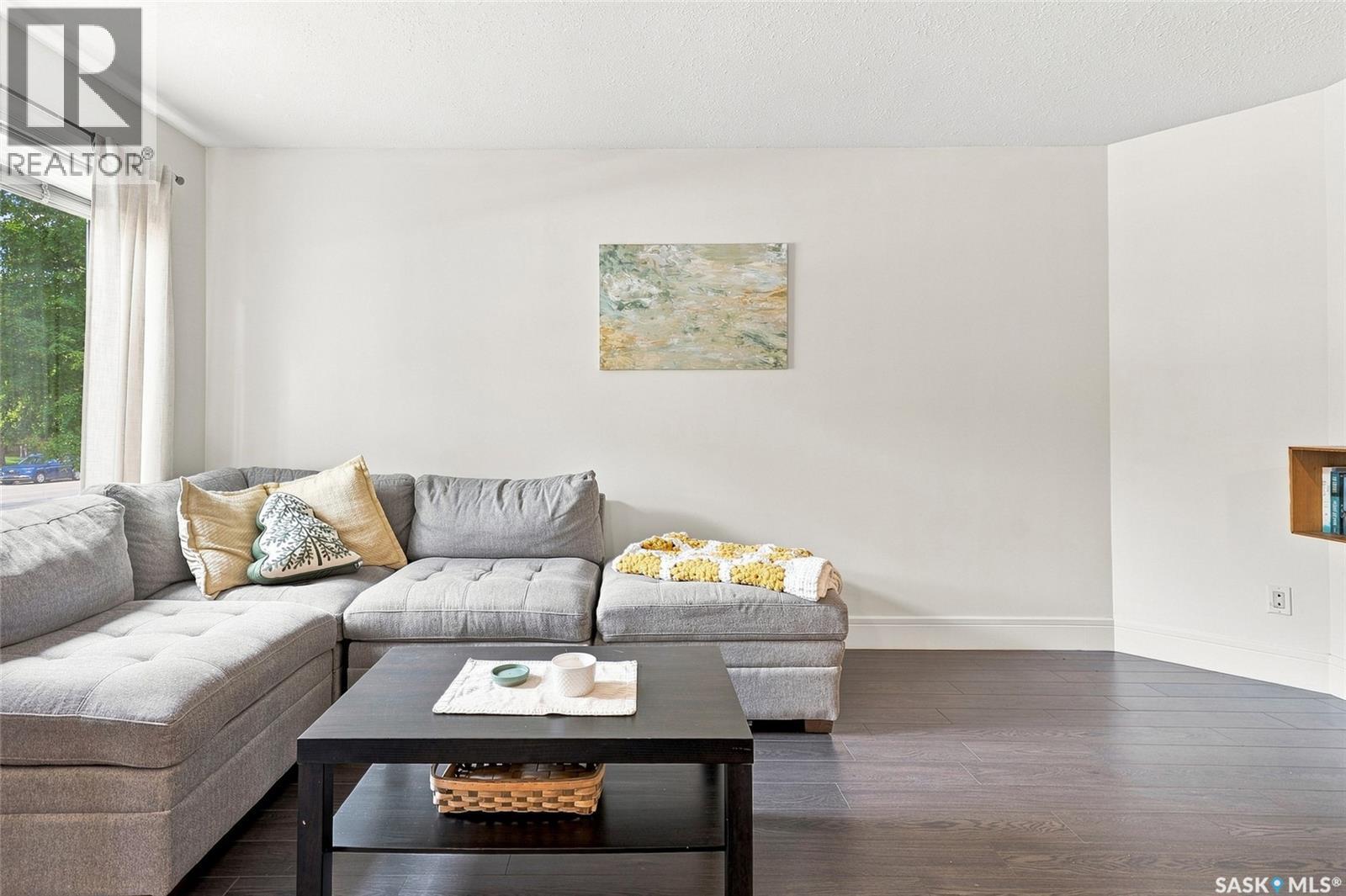 20 327 Berini Drive, Saskatoon, SK - Indoor Photo Showing Living Room