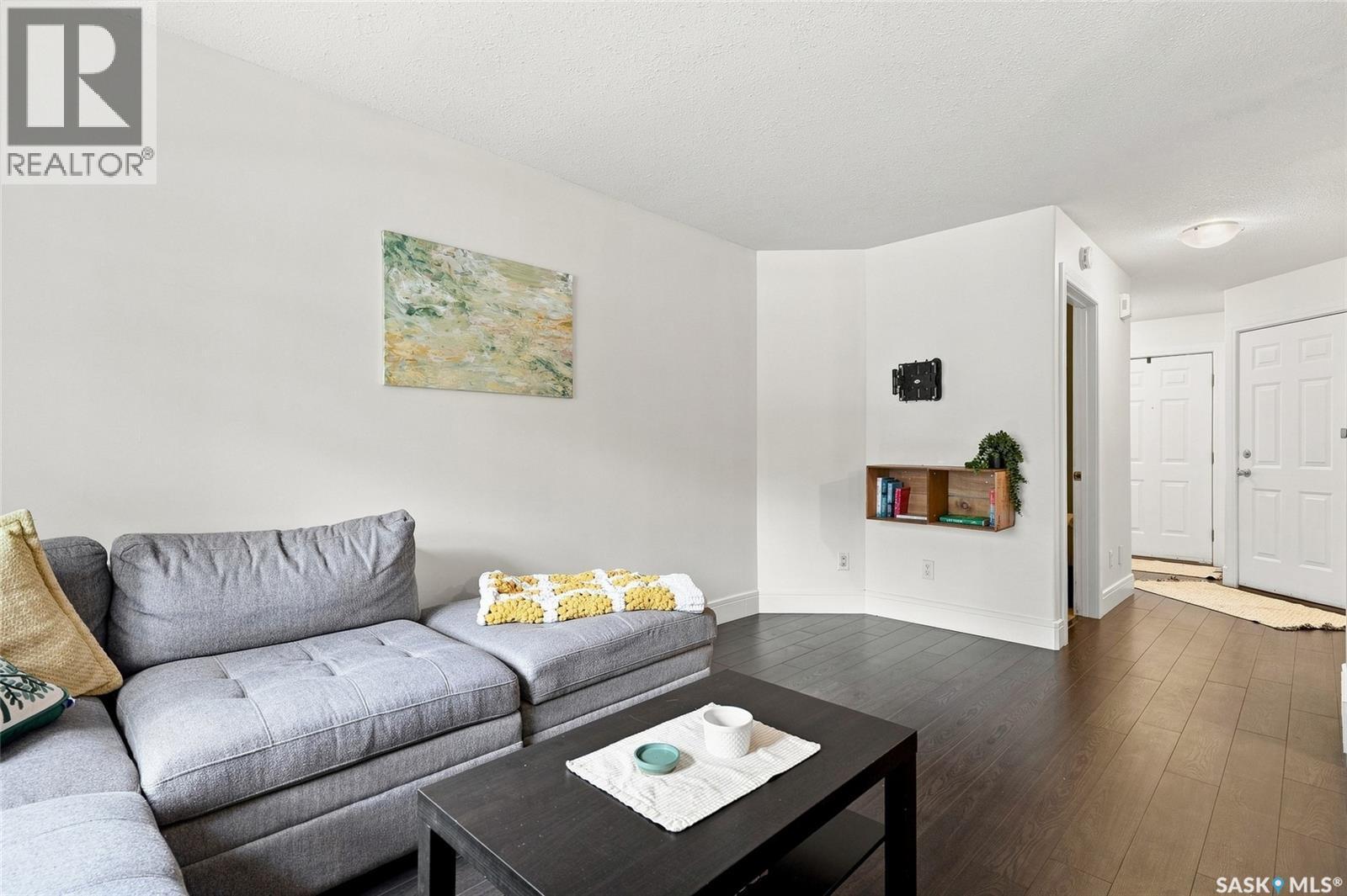 20 327 Berini Drive, Saskatoon, SK - Indoor Photo Showing Living Room