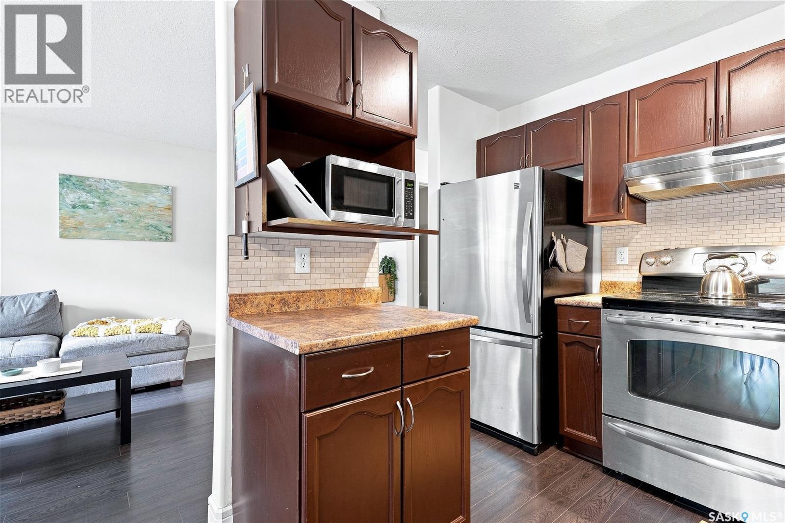 20 327 Berini Drive, Saskatoon, SK - Indoor Photo Showing Kitchen