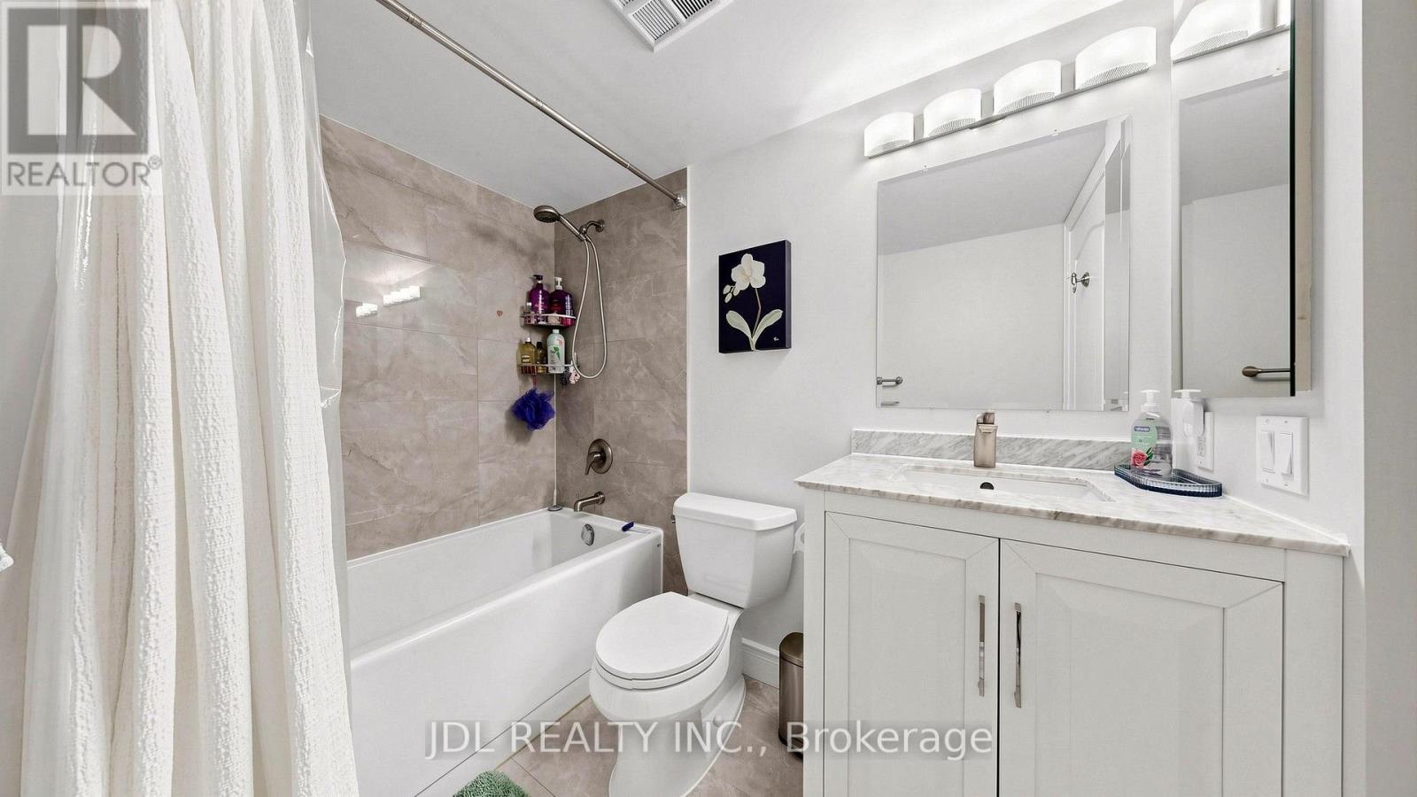 2005 - 21 Hillcrest Avenue, Toronto, ON - Indoor Photo Showing Bathroom
