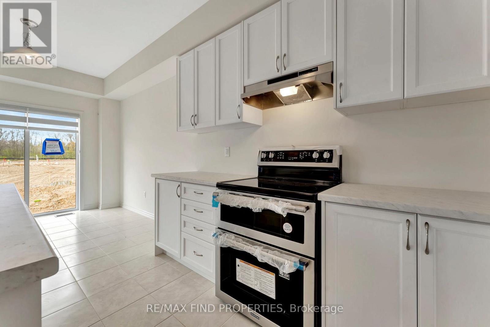 21 Dennis Avenue, Brantford, ON - Indoor Photo Showing Kitchen