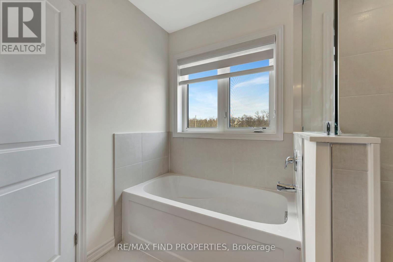 21 Dennis Avenue, Brantford, ON - Indoor Photo Showing Bathroom