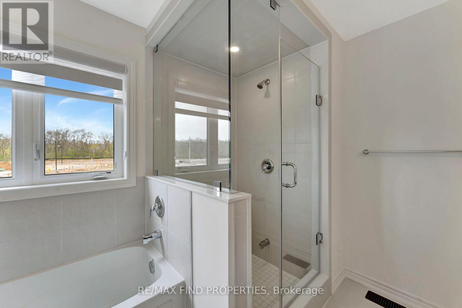 21 Dennis Avenue, Brantford, ON - Indoor Photo Showing Bathroom