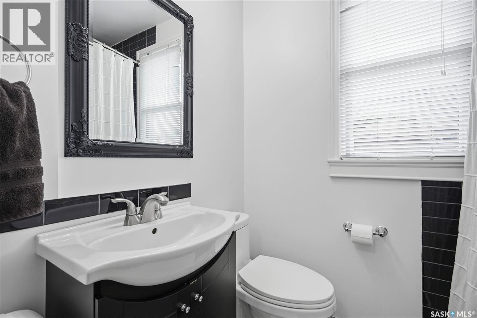 1125 2Nd Street E, Saskatoon, SK - Indoor Photo Showing Bathroom