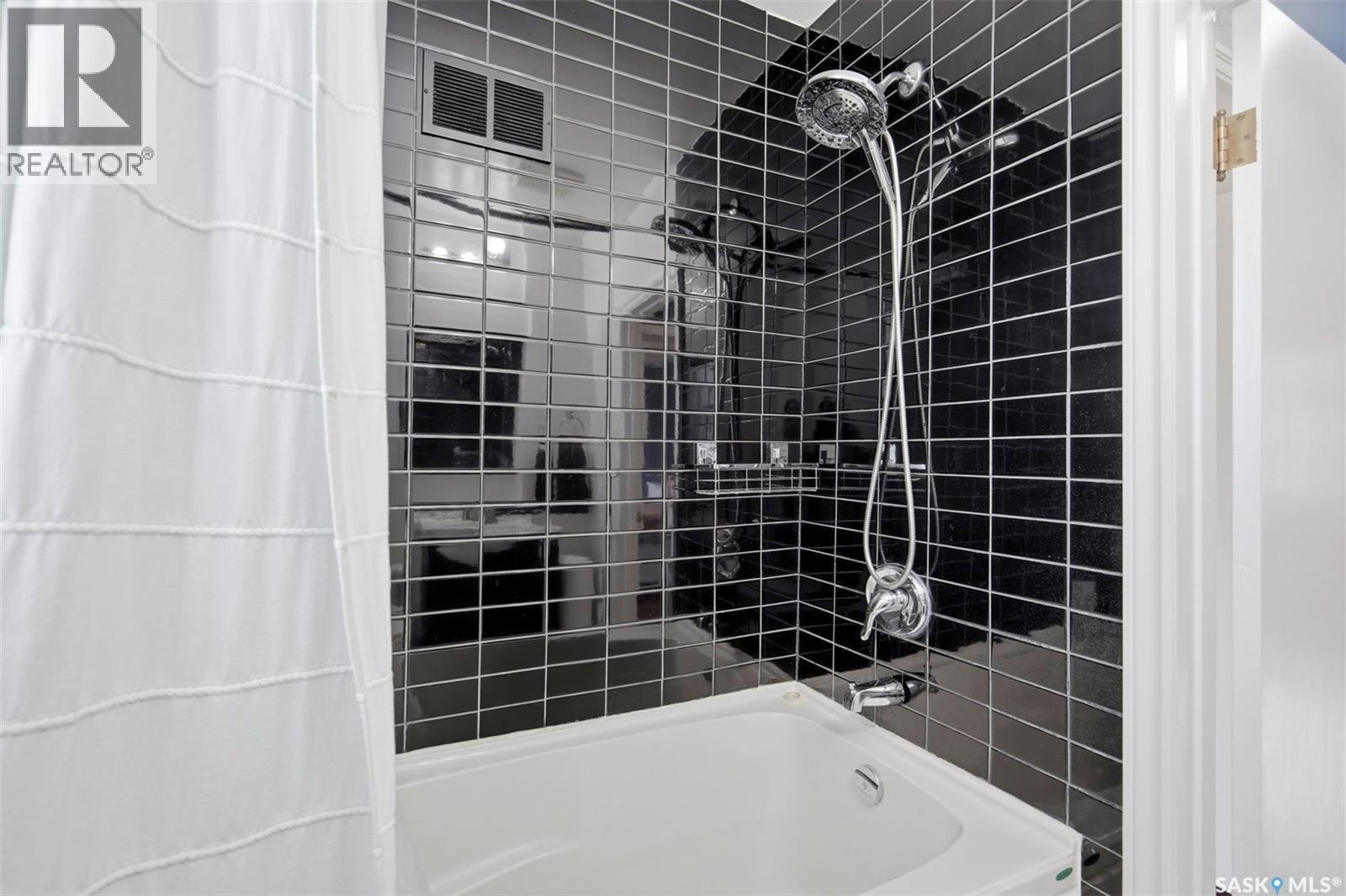 1125 2Nd Street E, Saskatoon, SK - Indoor Photo Showing Bathroom