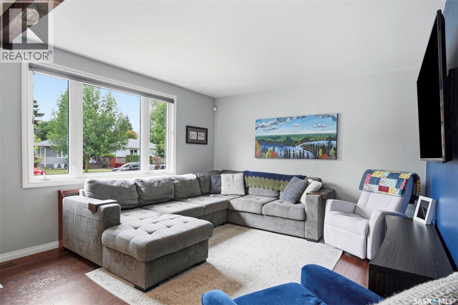1125 2Nd Street E, Saskatoon, SK - Indoor Photo Showing Living Room