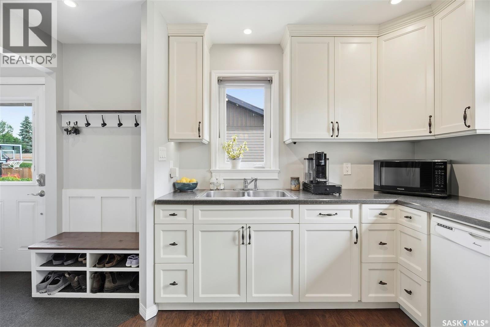 1125 2Nd Street E, Saskatoon, SK - Indoor Photo Showing Kitchen With Double Sink