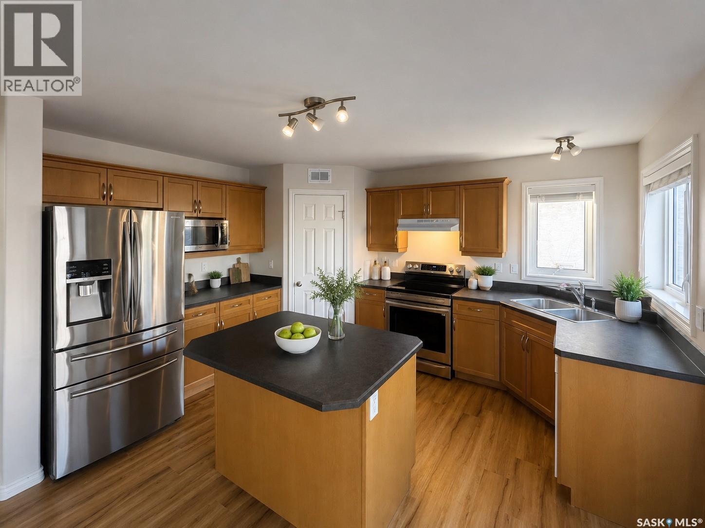 330 Blackstock Cove, Saskatoon, SK - Indoor Photo Showing Kitchen With Double Sink