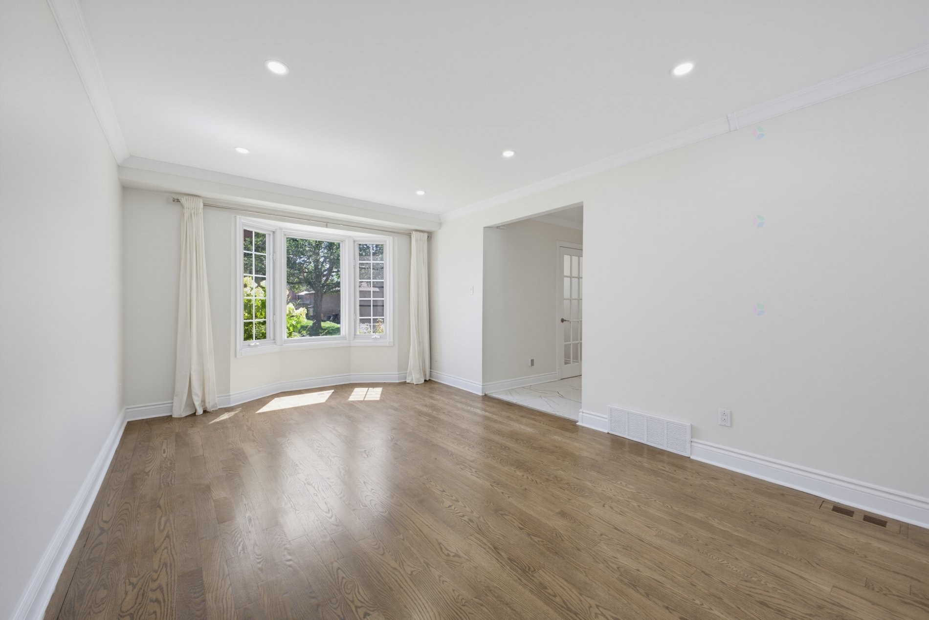 Living Room - 138 Rue Stéphanie, Dollard-Des-Ormeaux, QC - Indoor Photo Showing Other Room