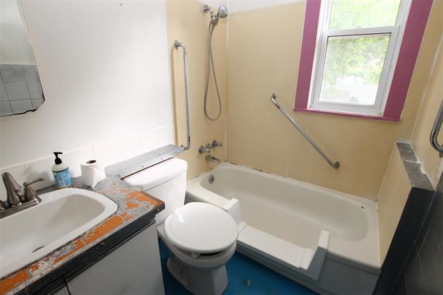 210 Ferndale Ave, Winnipeg, MB - Indoor Photo Showing Bathroom