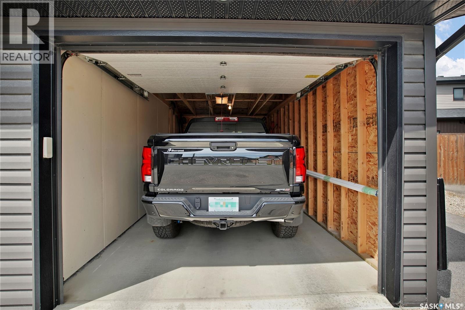 643 Evergreen Boulevard, Saskatoon, SK - Photo Showing Garage
