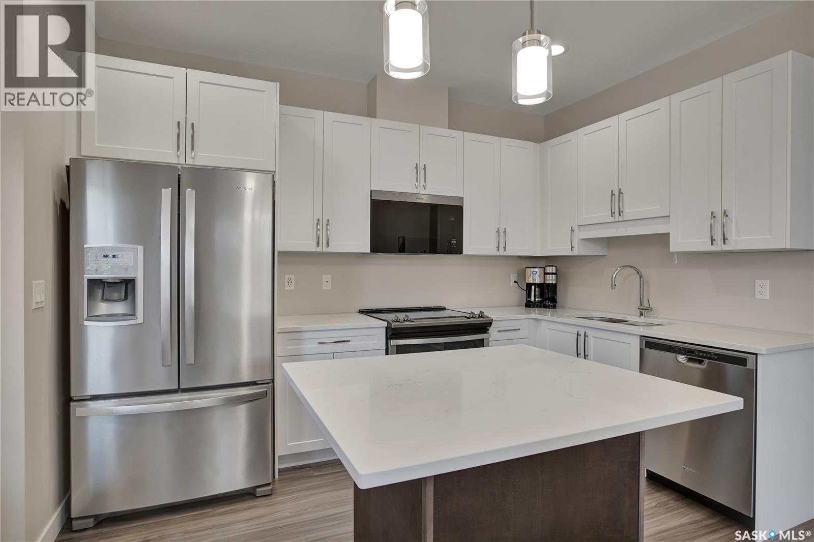643 Evergreen Boulevard, Saskatoon, SK - Indoor Photo Showing Kitchen With Double Sink With Upgraded Kitchen