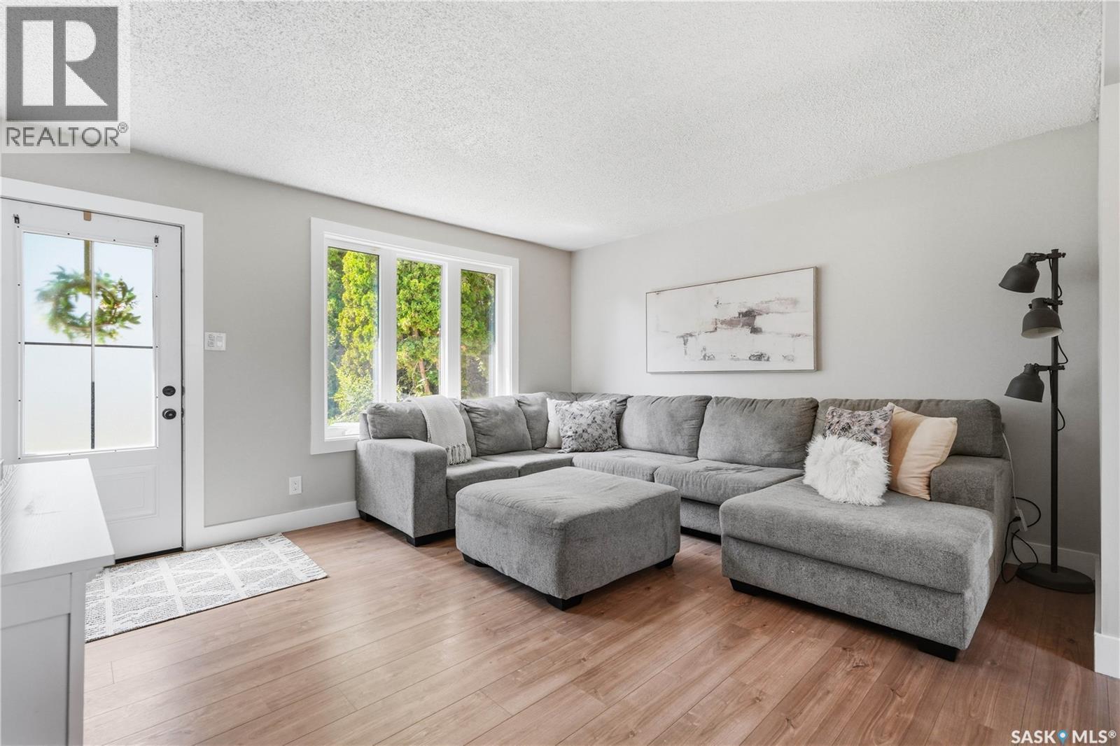 122 Montreal Avenue S, Saskatoon, SK - Indoor Photo Showing Living Room