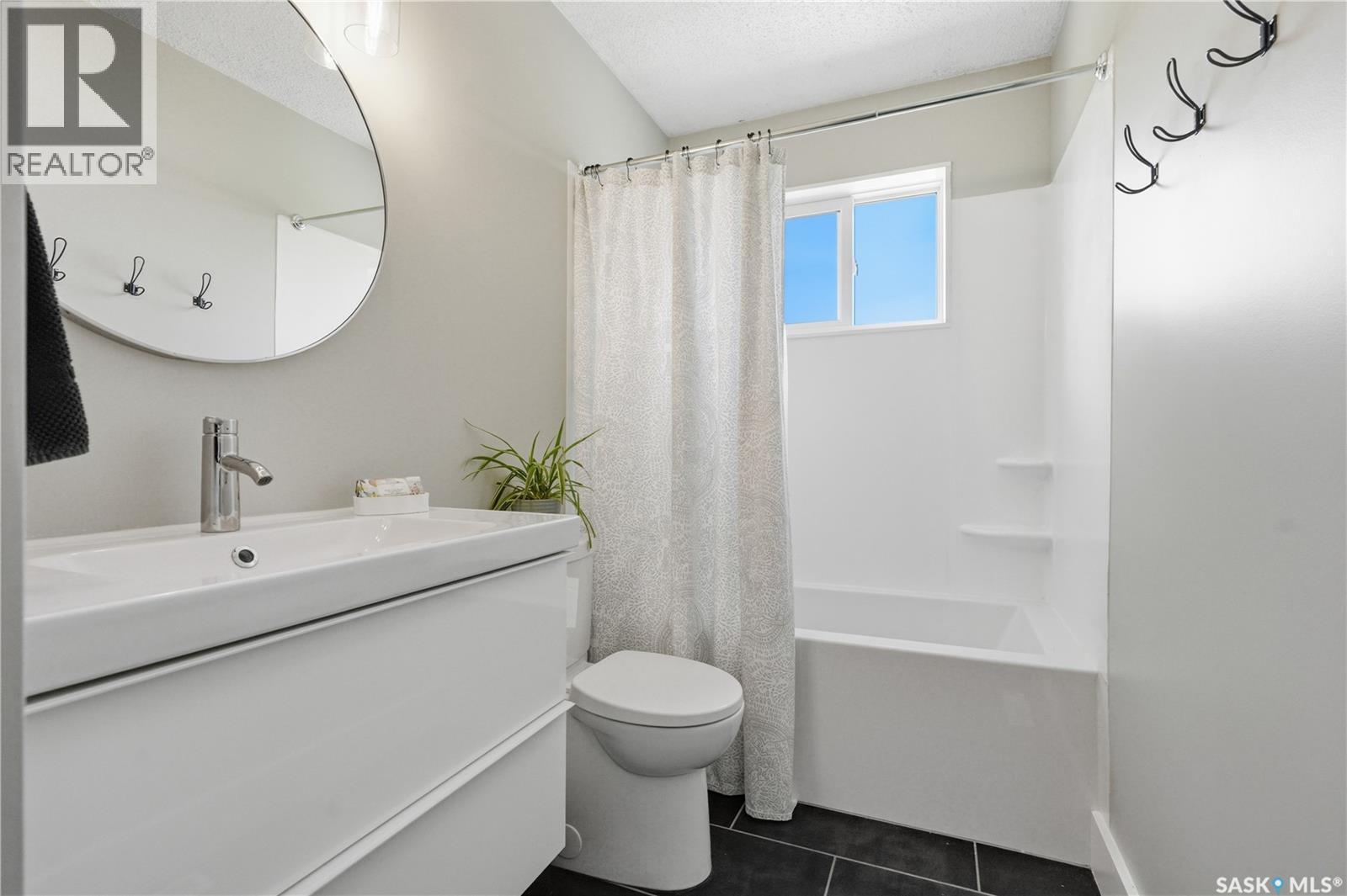 122 Montreal Avenue S, Saskatoon, SK - Indoor Photo Showing Bathroom