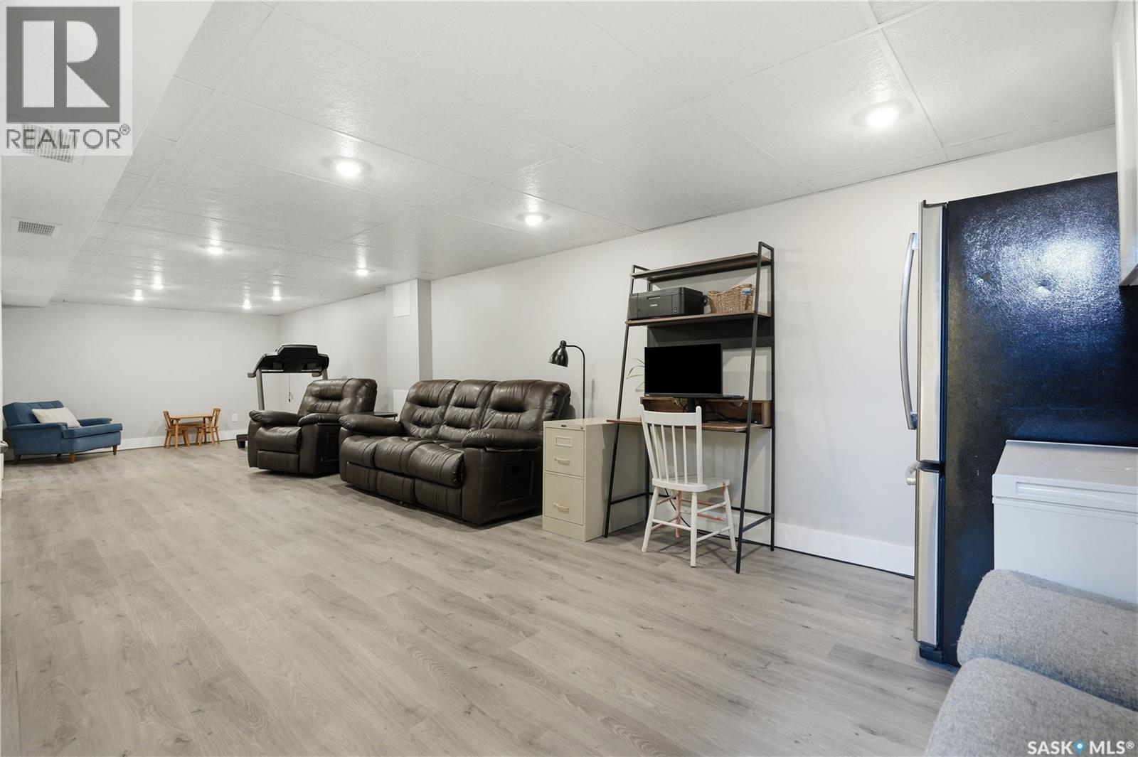 122 Montreal Avenue S, Saskatoon, SK - Indoor