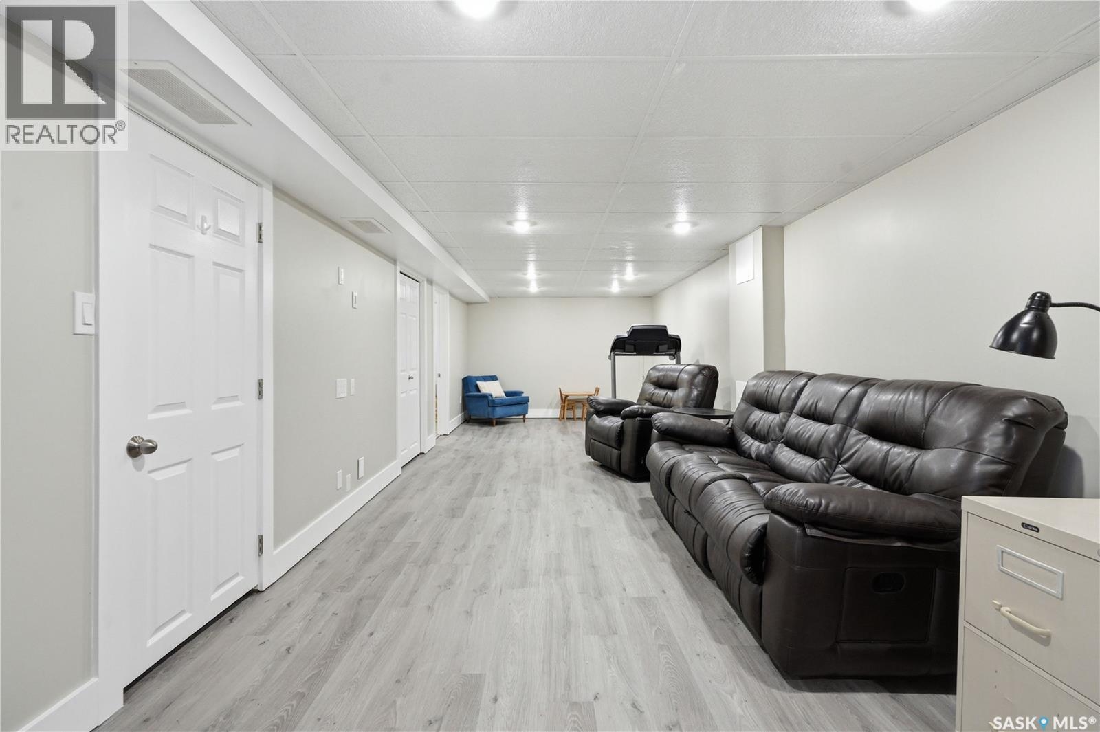 122 Montreal Avenue S, Saskatoon, SK - Indoor