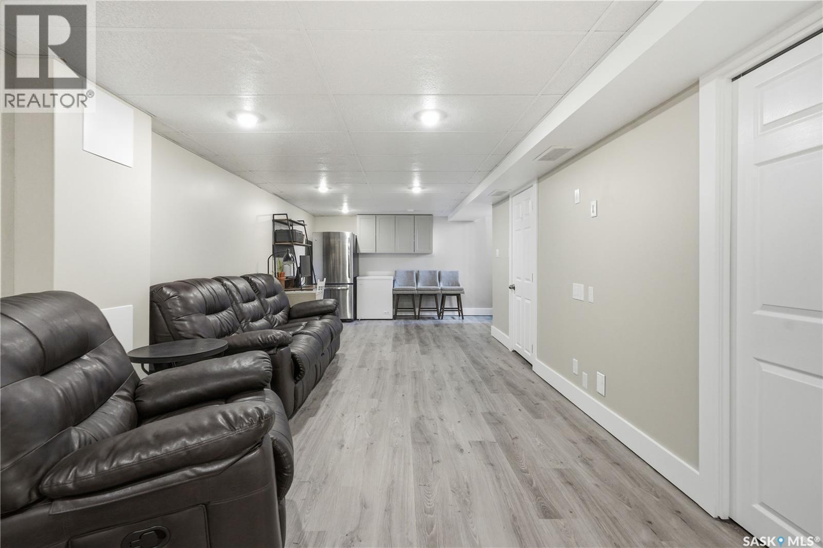 122 Montreal Avenue S, Saskatoon, SK - Indoor