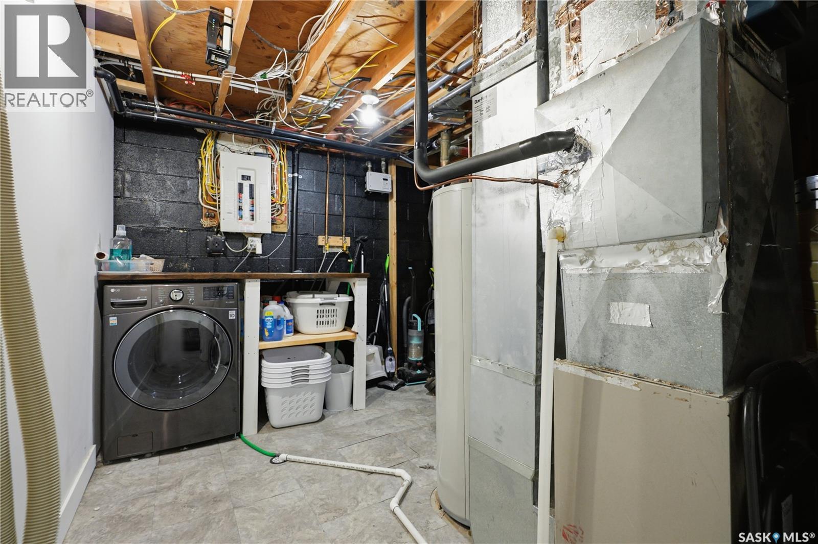 122 Montreal Avenue S, Saskatoon, SK - Indoor Photo Showing Laundry Room