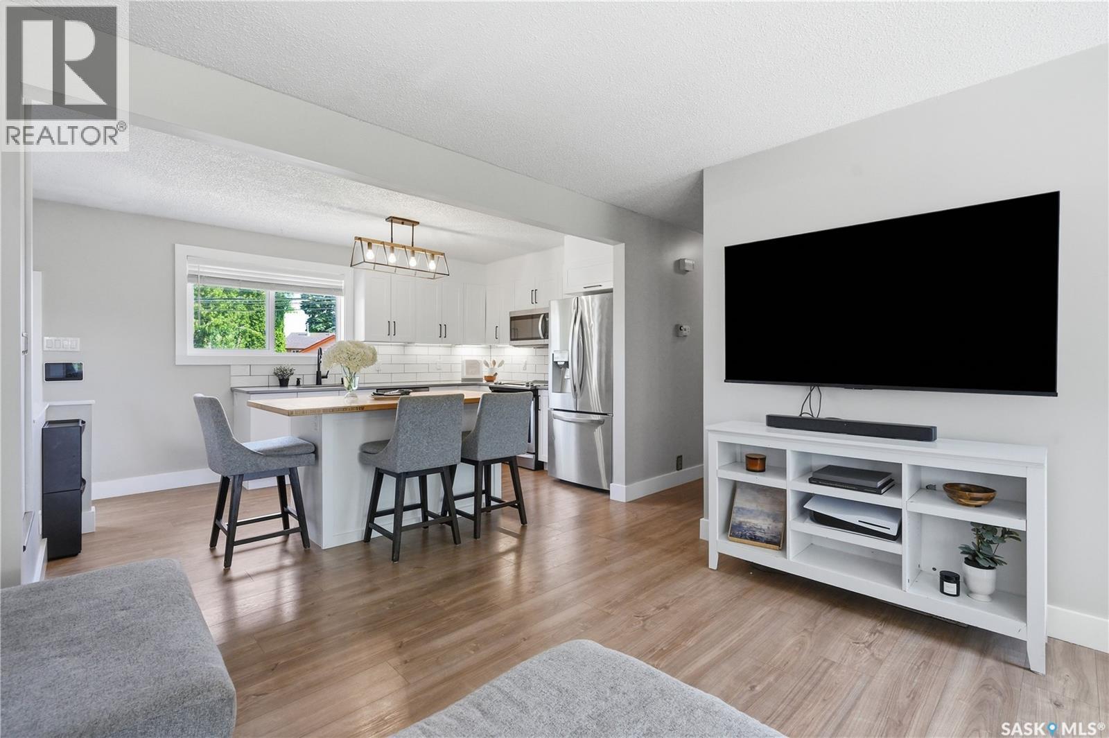 122 Montreal Avenue S, Saskatoon, SK - Indoor