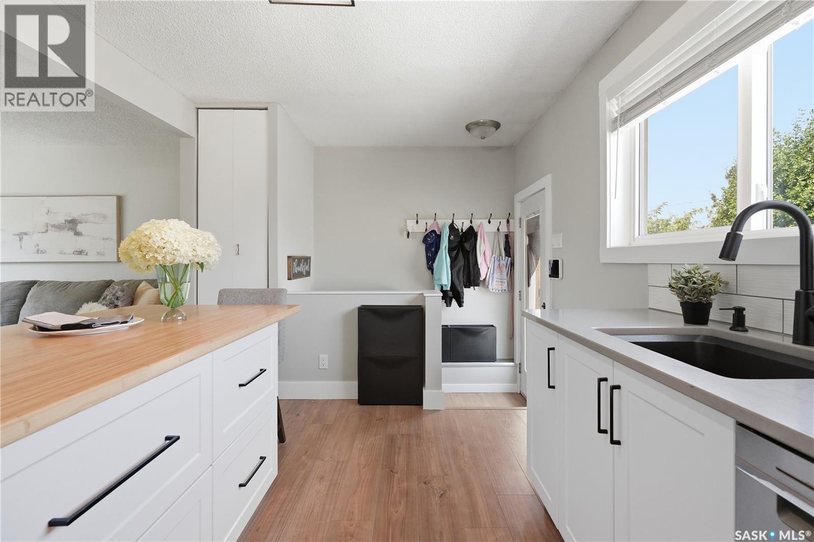 122 Montreal Avenue S, Saskatoon, SK - Indoor Photo Showing Kitchen