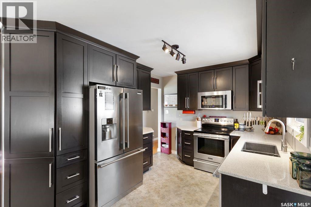 2709 Ferguson Avenue, Saskatoon, SK - Indoor Photo Showing Kitchen With Double Sink With Upgraded Kitchen