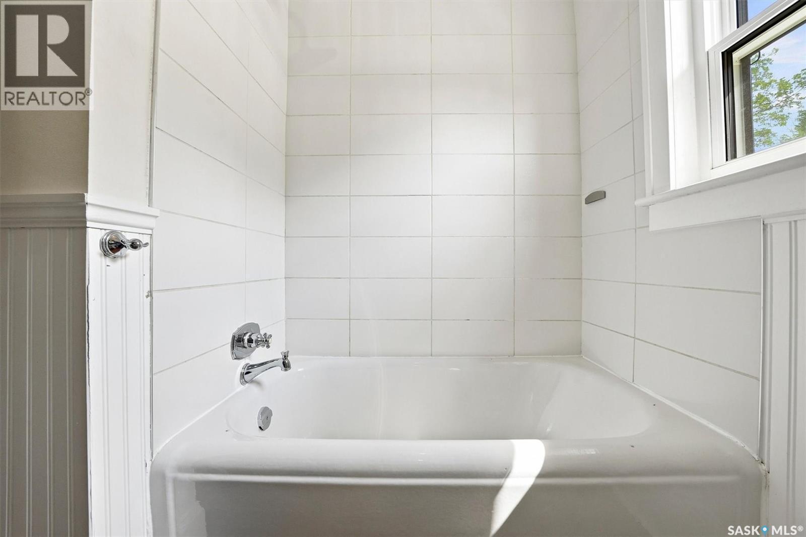 617 7Th Avenue N, Saskatoon, SK - Indoor Photo Showing Bathroom