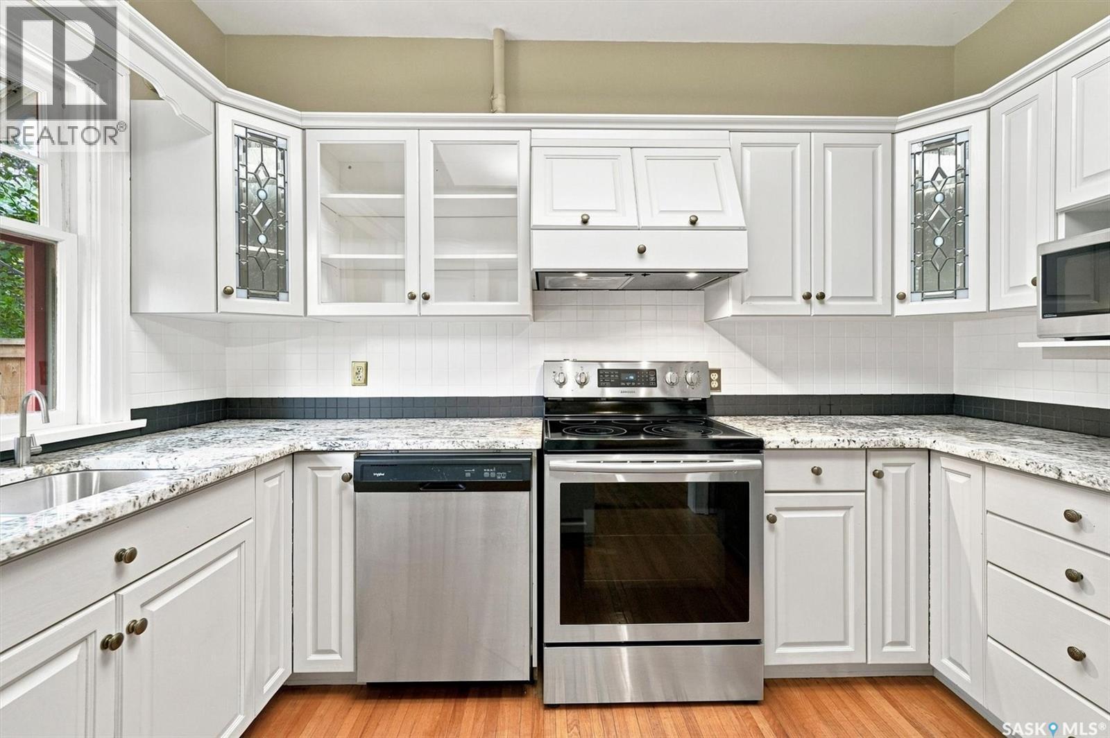 617 7Th Avenue N, Saskatoon, SK - Indoor Photo Showing Kitchen