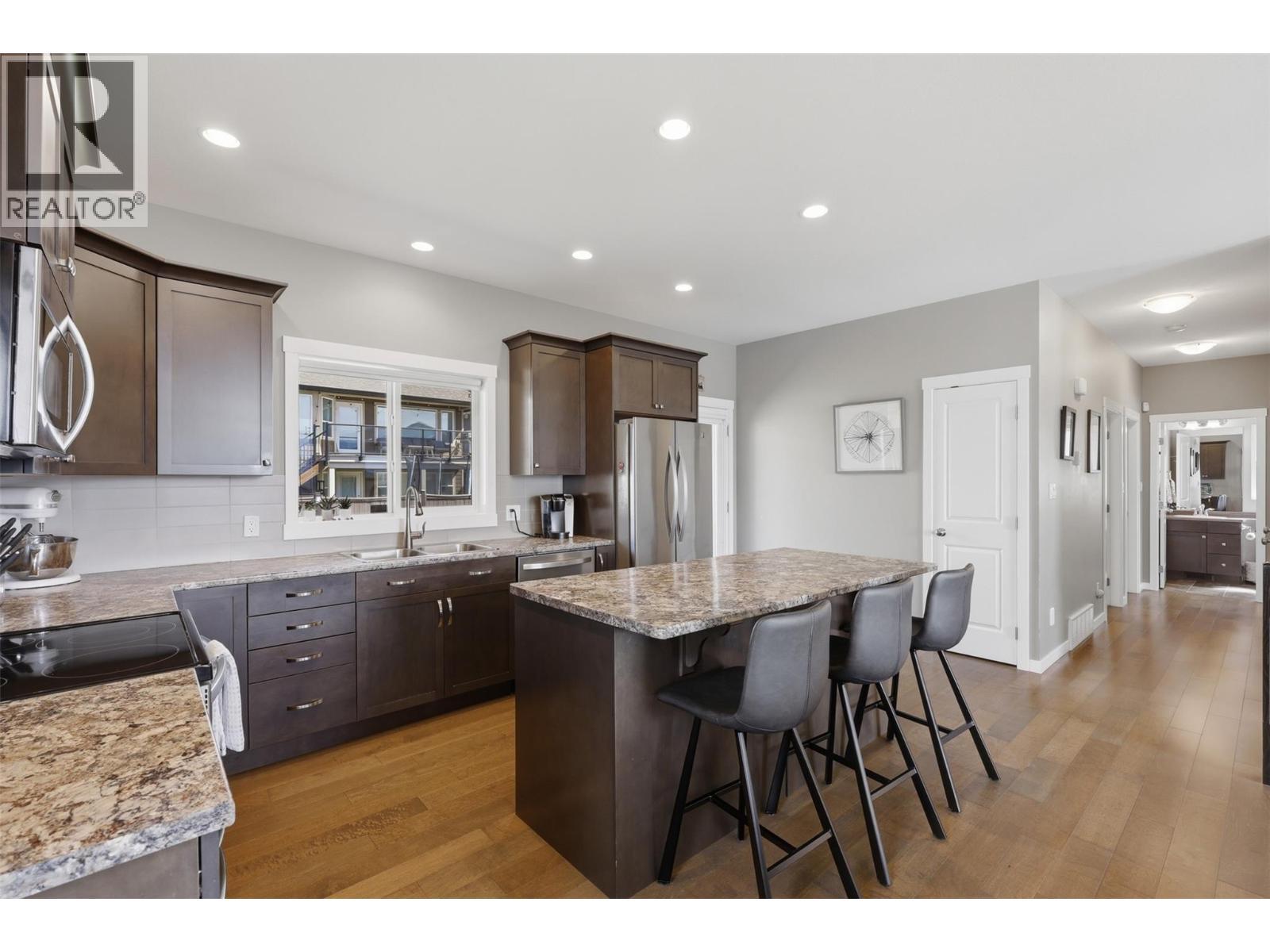 2109 Doubletree Crescent, Kamloops, BC - Indoor Photo Showing Kitchen With Double Sink With Upgraded Kitchen