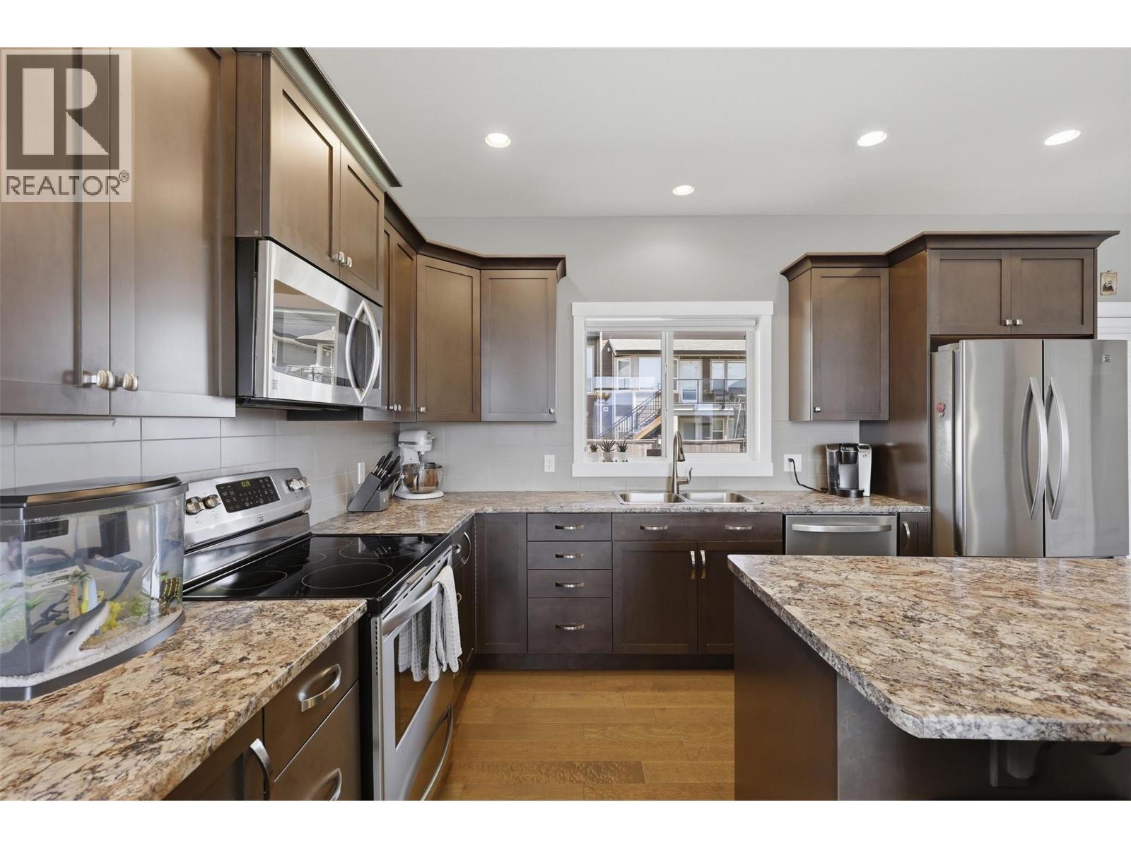 2109 Doubletree Crescent, Kamloops, BC - Indoor Photo Showing Kitchen With Double Sink With Upgraded Kitchen