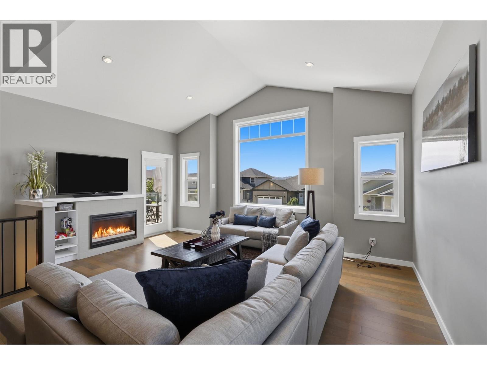 2109 Doubletree Crescent, Kamloops, BC - Indoor Photo Showing Living Room With Fireplace