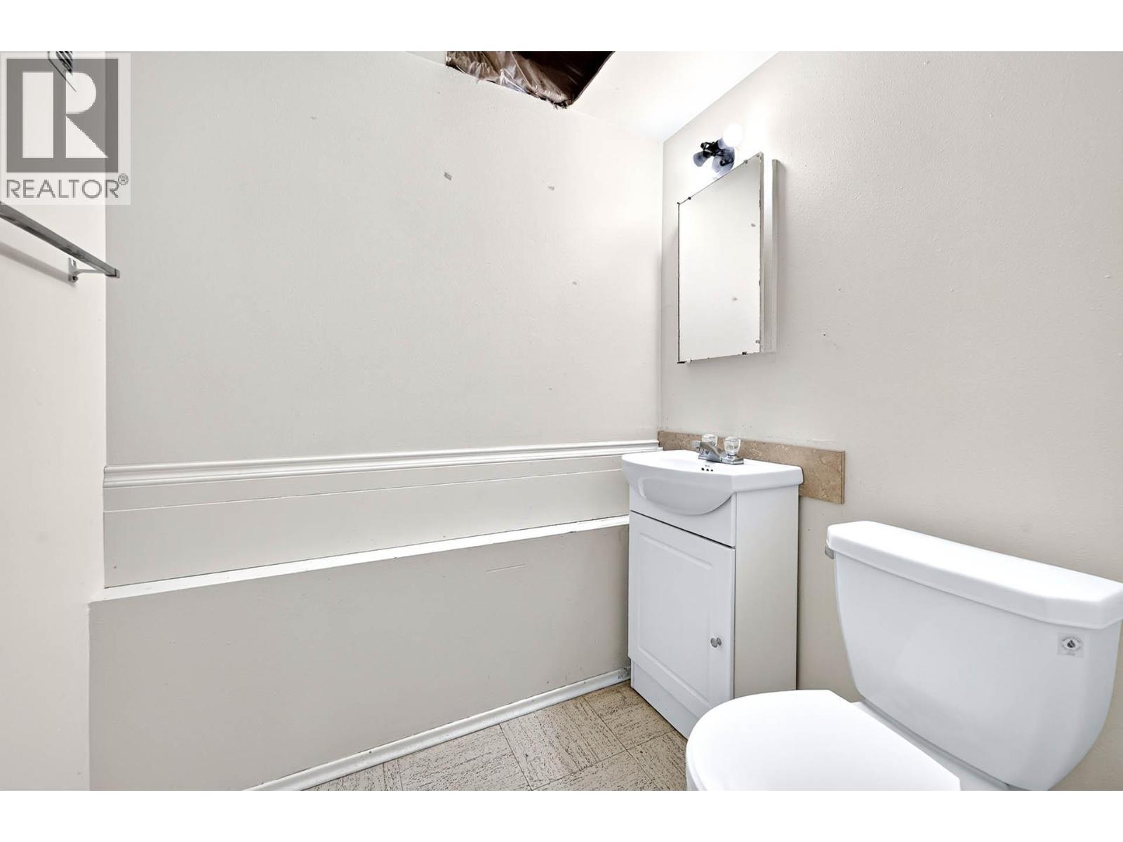 800 Valhalla Drive Unit# 40, Kamloops, BC - Indoor Photo Showing Bathroom