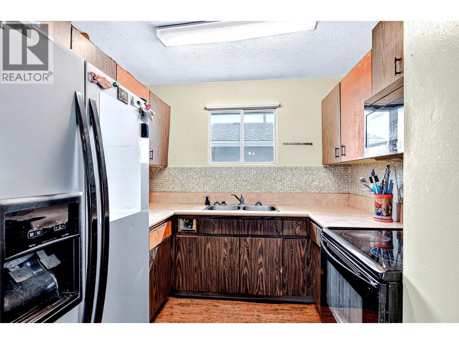 800 Valhalla Drive Unit# 40, Kamloops, BC - Indoor Photo Showing Kitchen With Double Sink