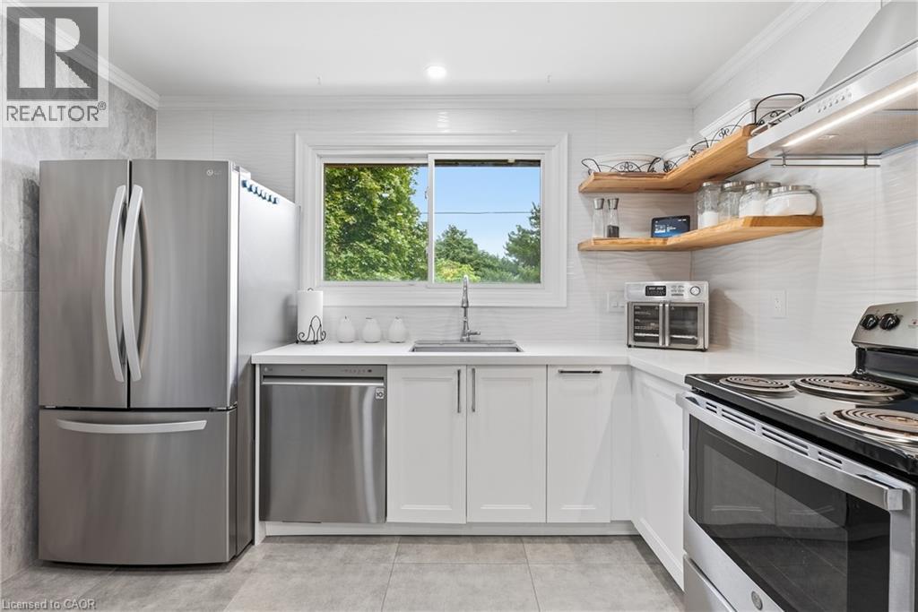 377 Carson Drive, Hamilton, ON - Indoor Photo Showing Kitchen