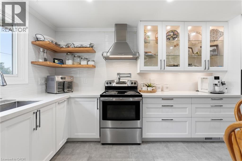 377 Carson Drive, Hamilton, ON - Indoor Photo Showing Kitchen
