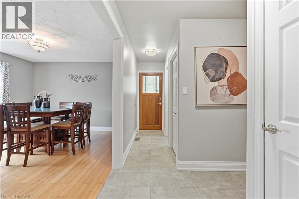 377 Carson Drive, Hamilton, ON - Indoor Photo Showing Dining Room