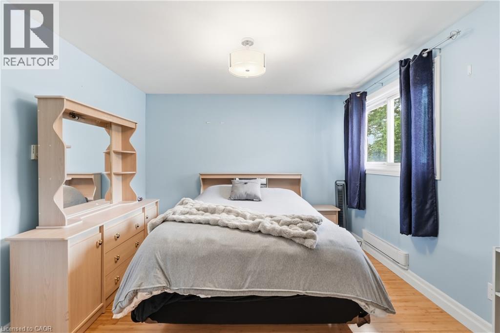 377 Carson Drive, Hamilton, ON - Indoor Photo Showing Bedroom