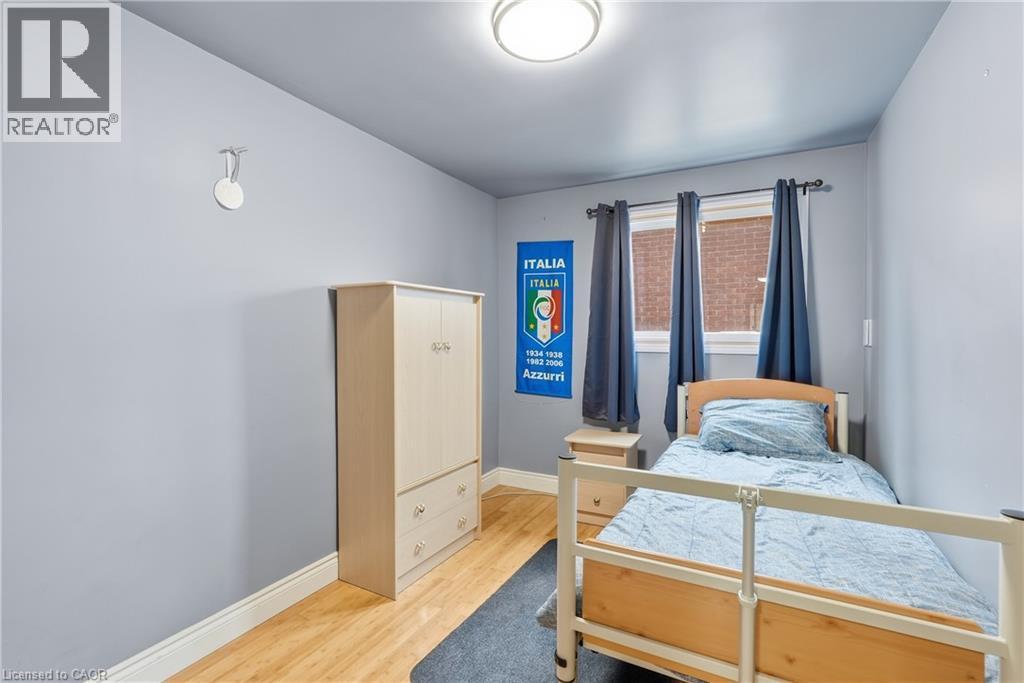 377 Carson Drive, Hamilton, ON - Indoor Photo Showing Bedroom
