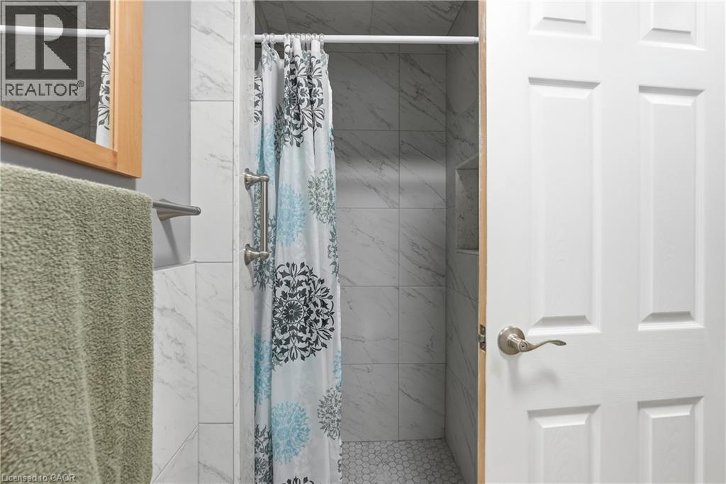 377 Carson Drive, Hamilton, ON - Indoor Photo Showing Bathroom
