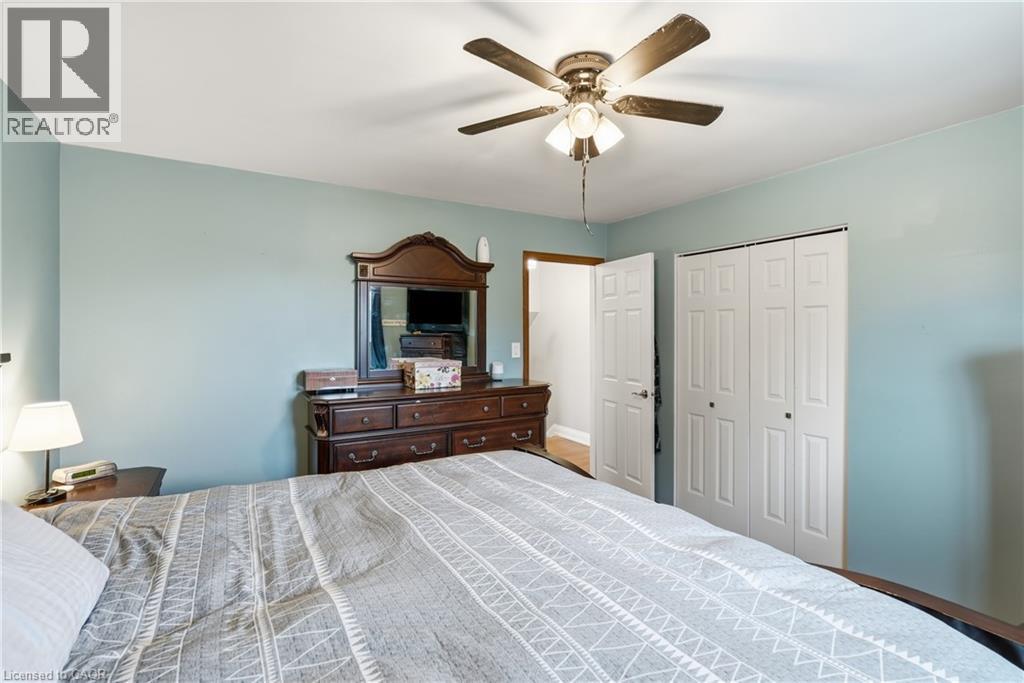 377 Carson Drive, Hamilton, ON - Indoor Photo Showing Bedroom