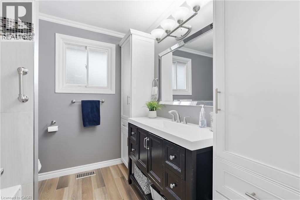 377 Carson Drive, Hamilton, ON - Indoor Photo Showing Bathroom