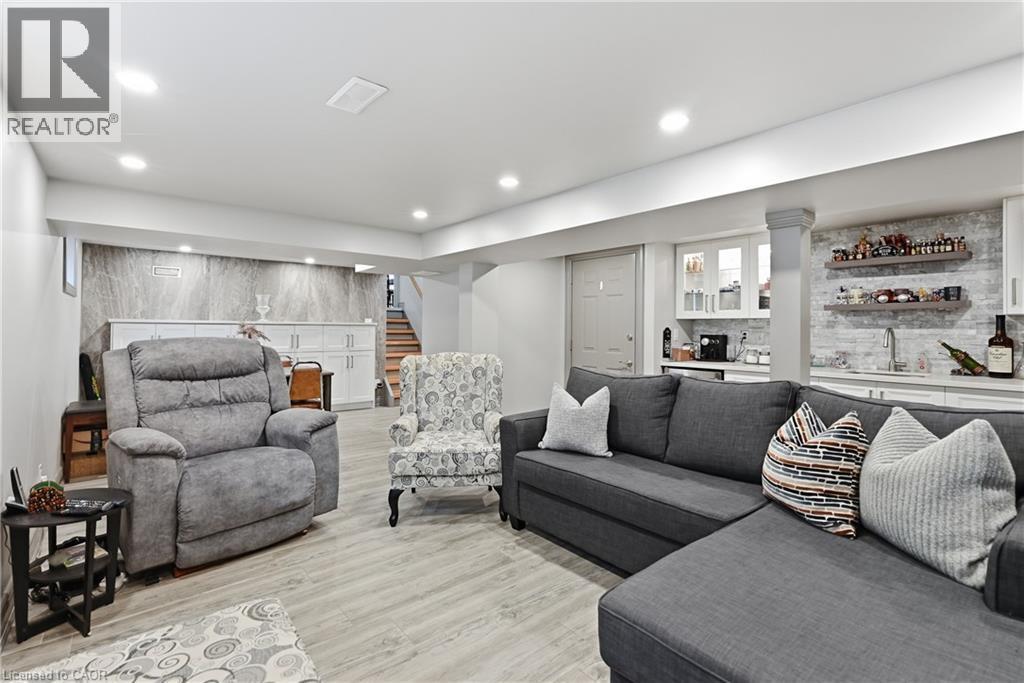 377 Carson Drive, Hamilton, ON - Indoor Photo Showing Living Room