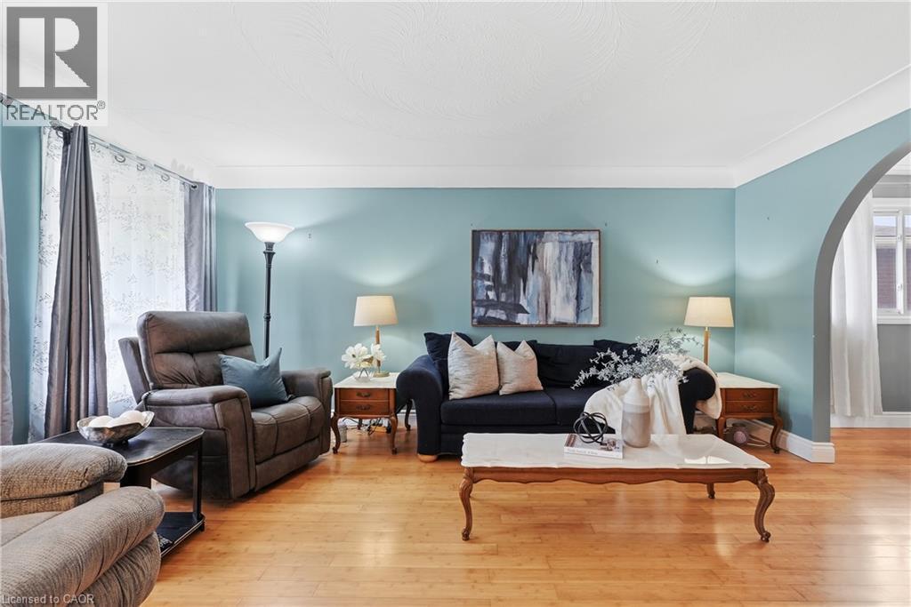 377 Carson Drive, Hamilton, ON - Indoor Photo Showing Living Room