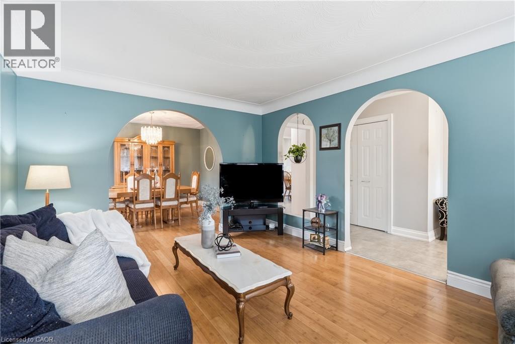 377 Carson Drive, Hamilton, ON - Indoor Photo Showing Living Room